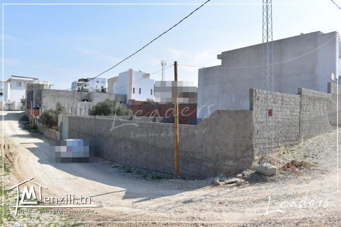 A VENDRE un beau terrain viabilisé, situé au JARDINS EL MENZAH 2 .