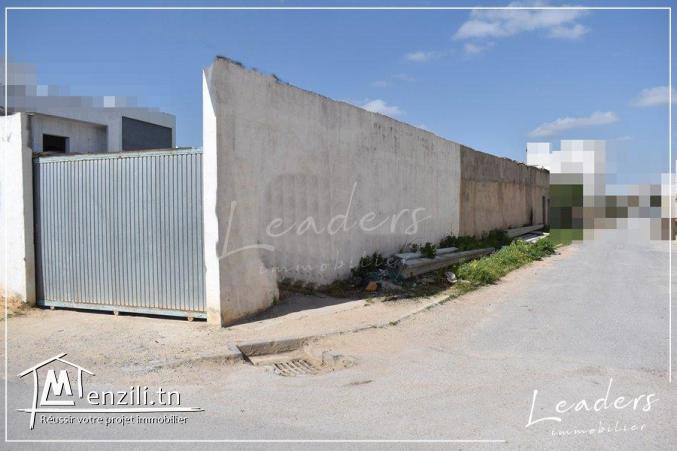 A VENDRE  un beau terrain viabilisé et cloturé, situé au BARDO