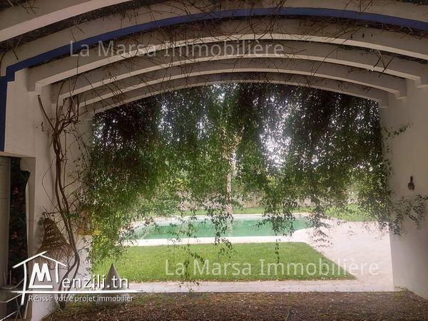 A Vendre villa s5 de 3600m² avec piscine et jardin, La Soukra
