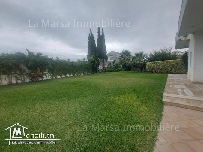 A Vendre villa s5 de 3600m² avec piscine et jardin, La Soukra