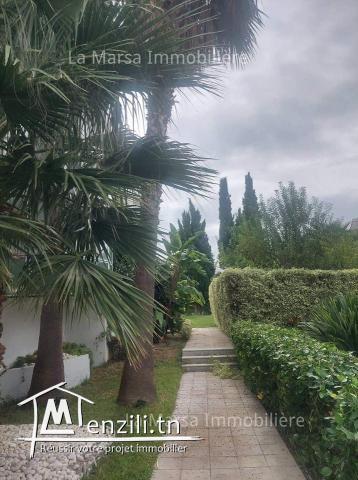 A Louer villa s5 de 3600m² avec piscine et jardin, La Soukra