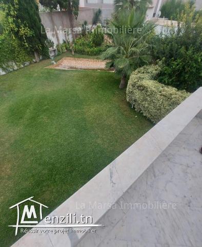 A Louer villa s5 de 3600m² avec piscine et jardin, La Soukra