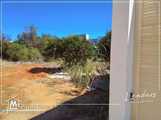 A VENDRE un beau terrain viabilisé, situé à LA SOUKRA à proximité villa twenty .