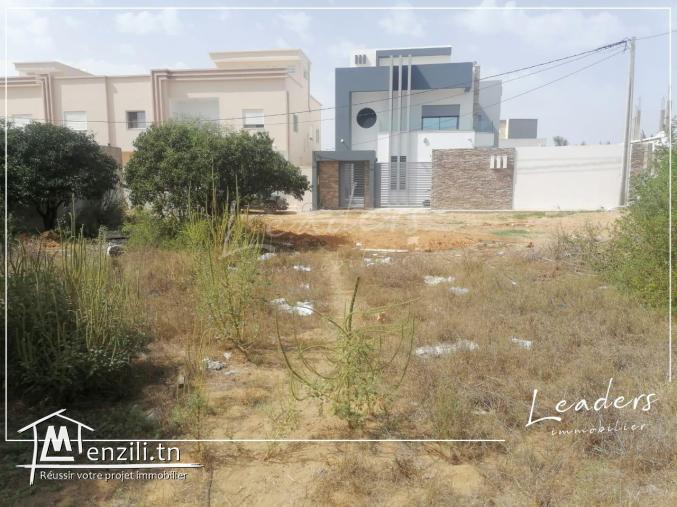 A VENDRE un beau terrain viabilisé, situé à LA SOUKRA à proximité villa twenty .