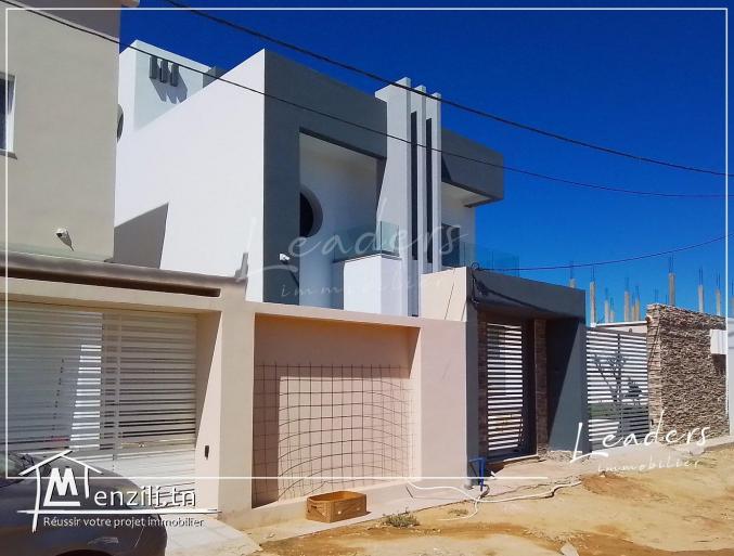 A VENDRE un beau terrain viabilisé, situé à LA SOUKRA à proximité villa twenty .