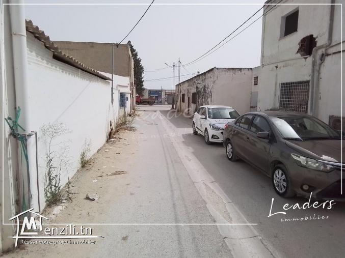 A VENDRE CHEZ NOTRE AGENCE Leaders Immobilier un beau terrain viabilisé, situé à Chotrana 1