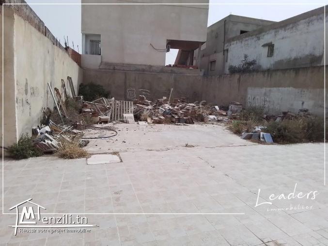 A VENDRE CHEZ NOTRE AGENCE Leaders Immobilier un beau terrain viabilisé, situé à Chotrana 1