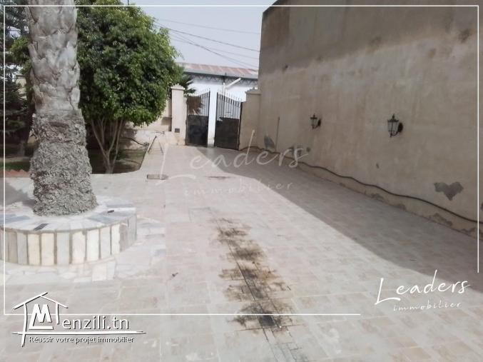 A VENDRE CHEZ NOTRE AGENCE Leaders Immobilier un beau terrain viabilisé, situé à Chotrana 1