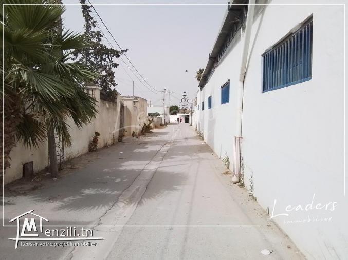 A VENDRE CHEZ NOTRE AGENCE Leaders Immobilier un beau terrain viabilisé, situé à Chotrana 1