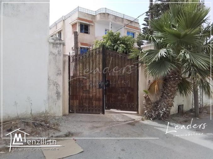 A VENDRE CHEZ NOTRE AGENCE Leaders Immobilier un beau terrain viabilisé, situé à Chotrana 1