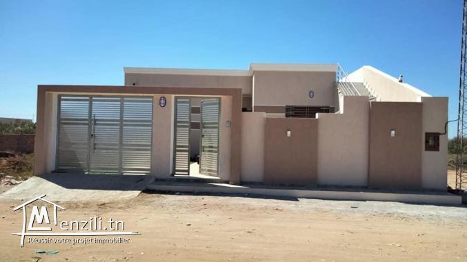 à vendre une villa s+2 avec piscine à plage El Haouaria