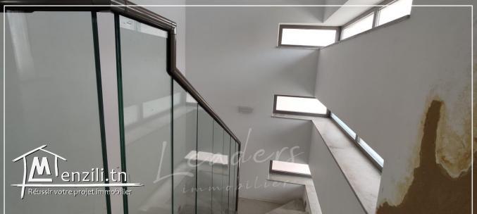 A vendre une villa S+3 avec une piscine situé à GAMMARTH