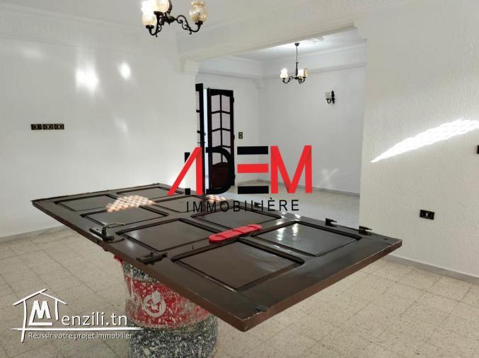 Spacieux étage de villa S3 de 250m² à hamem Sousse