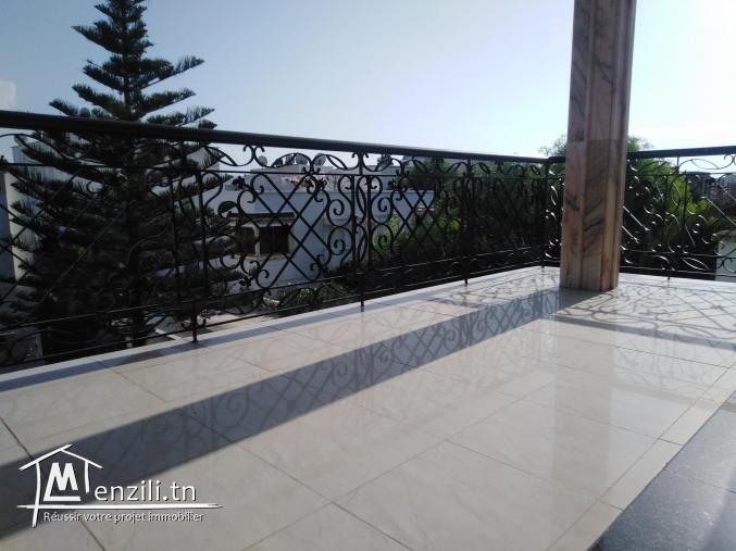 Etage villa au centre de la marsa 180m