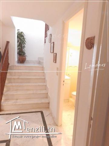 A vendre chez notre agence LEADERS_IMMO une villa S+4  situé à EL ENNASR.