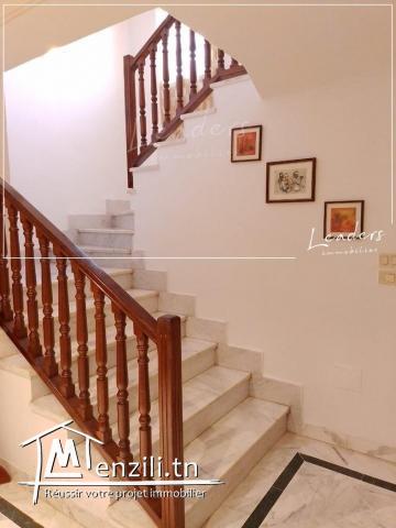 A vendre chez notre agence LEADERS_IMMO une villa S+4  situé à EL ENNASR.