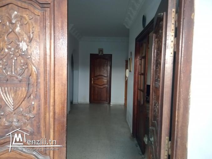 à vendre deux étages de villas à la Marsa