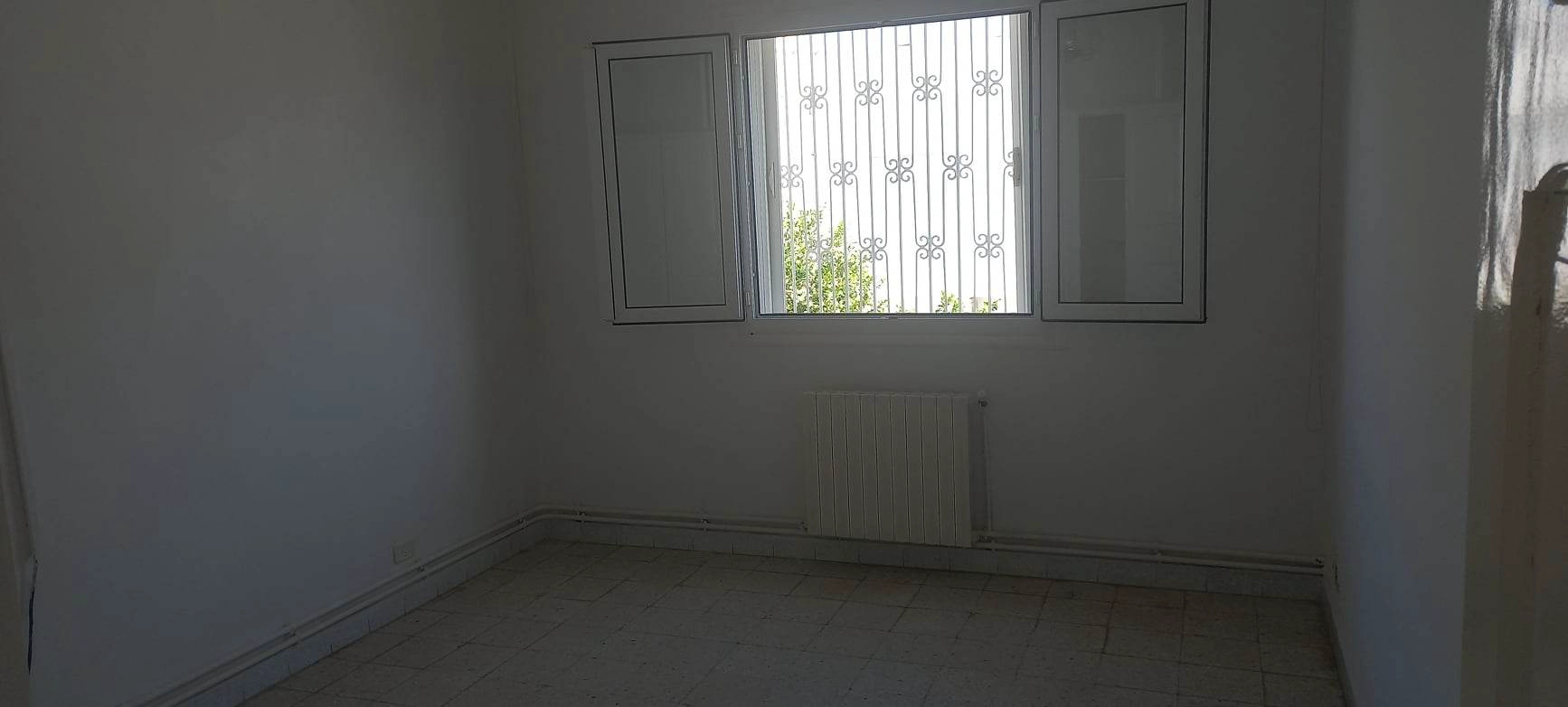 Bel étage de villa s3 à  louer Ariana