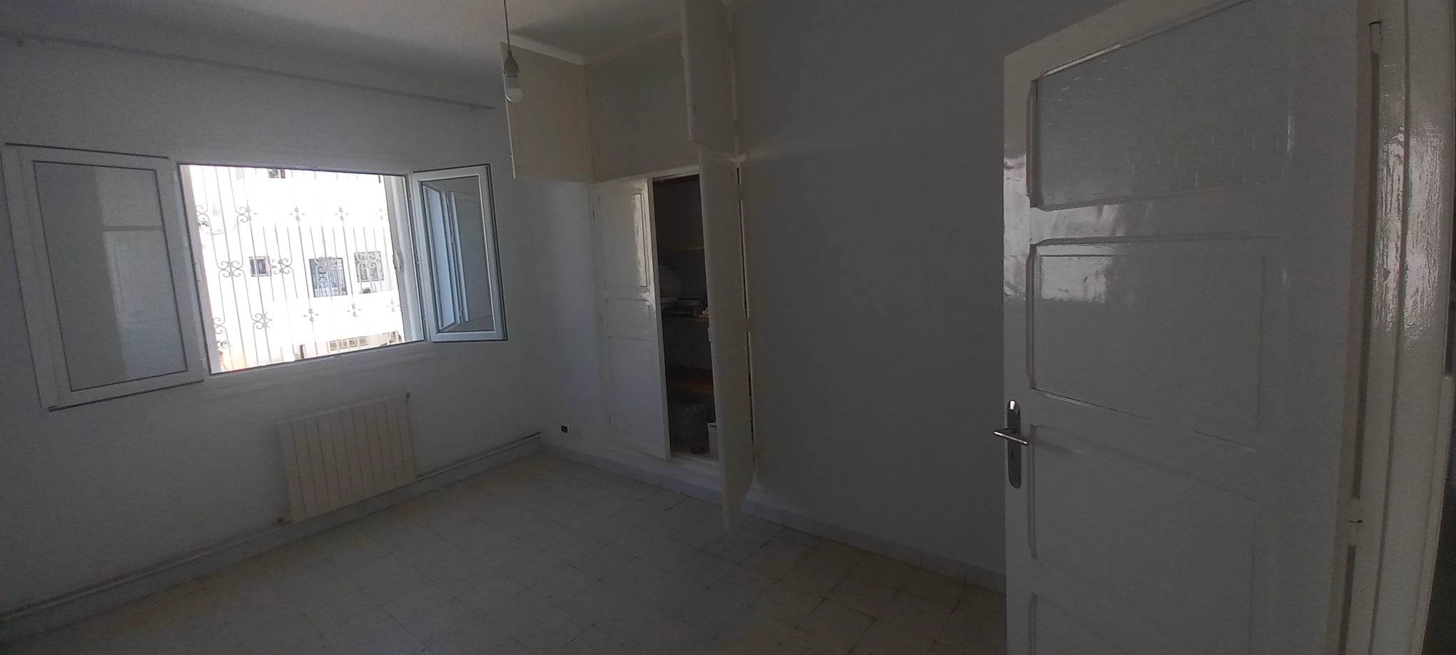 Bel étage de villa s3 à  louer Ariana