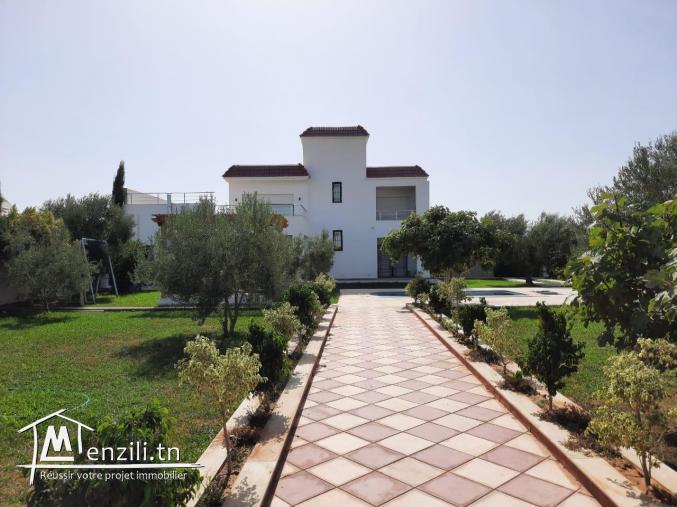 Villa avec piscine sur 1000m² de terrain