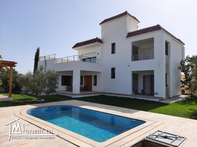 Villa avec piscine sur 1000m² de terrain