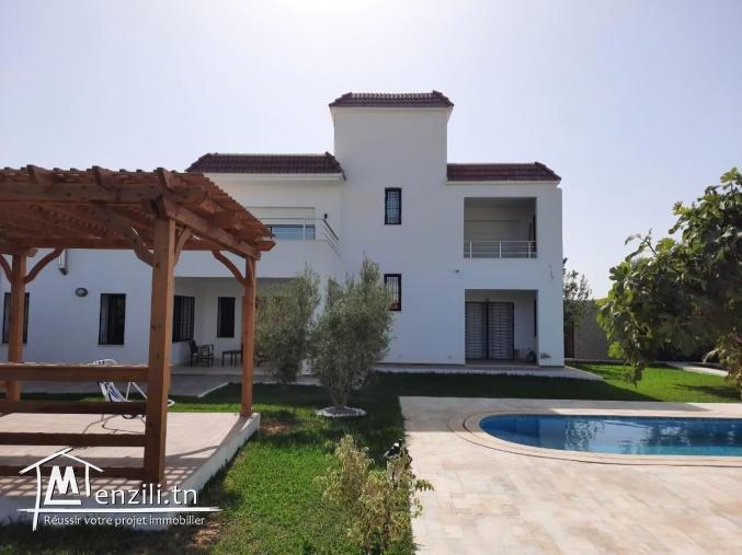 Villa avec piscine sur 1000m² de terrain