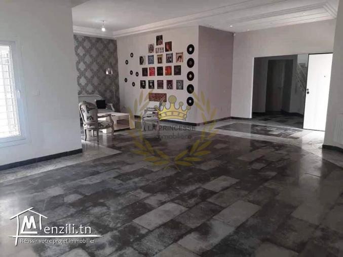 Location – Villa S+4 avec un jardin à la Soukra
