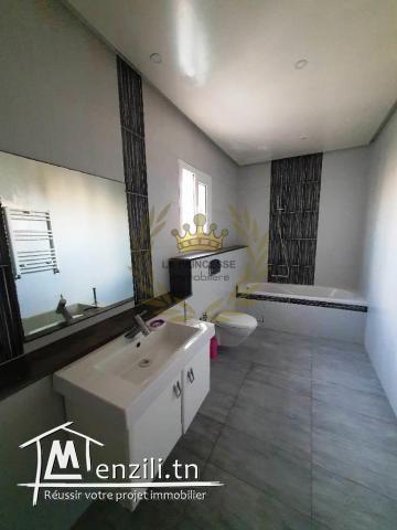 Location – Villa S+4 avec un jardin à la Soukra