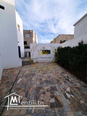 Location – Villa S+4 avec un jardin à la Soukra