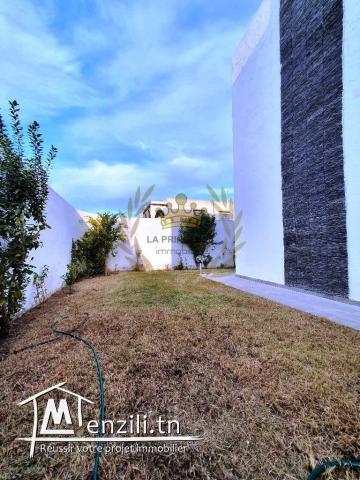 Location – Villa S+4 avec un jardin à la Soukra