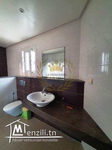 Location – Villa S+4 avec un jardin à la Soukra