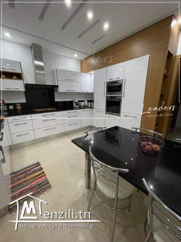 À vendre une maison S+5 situé à LA MARSA