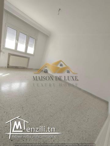 Appartement S+3 dans une  résidence calme à Ennasr2