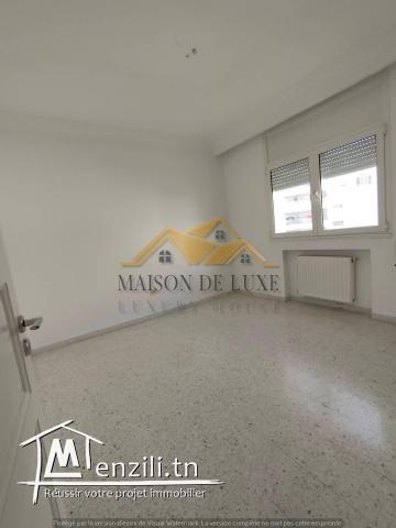 Appartement S+3 dans une  résidence calme à Ennasr2