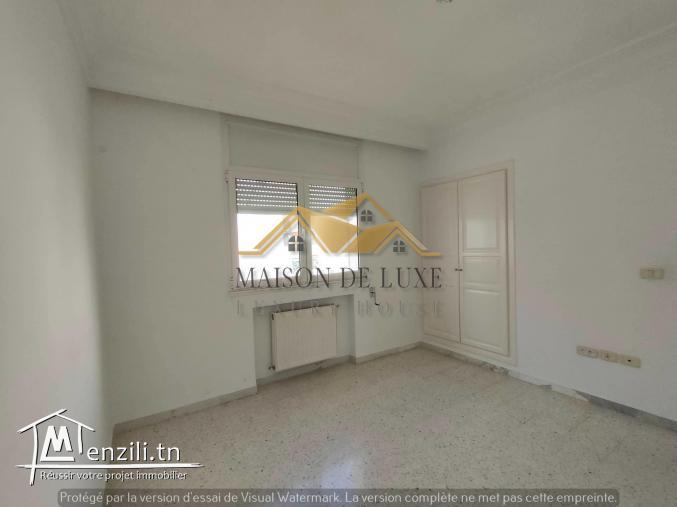 Appartement S+3 dans une  résidence calme à Ennasr2