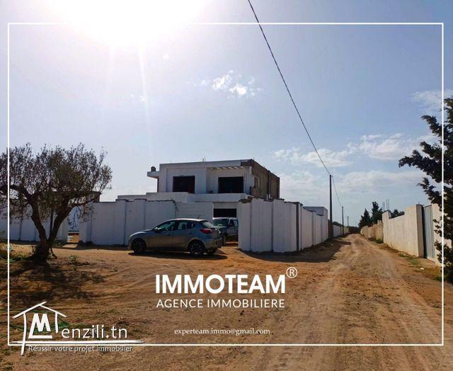 A VENDRE un terrain à 900 mètres de la plage