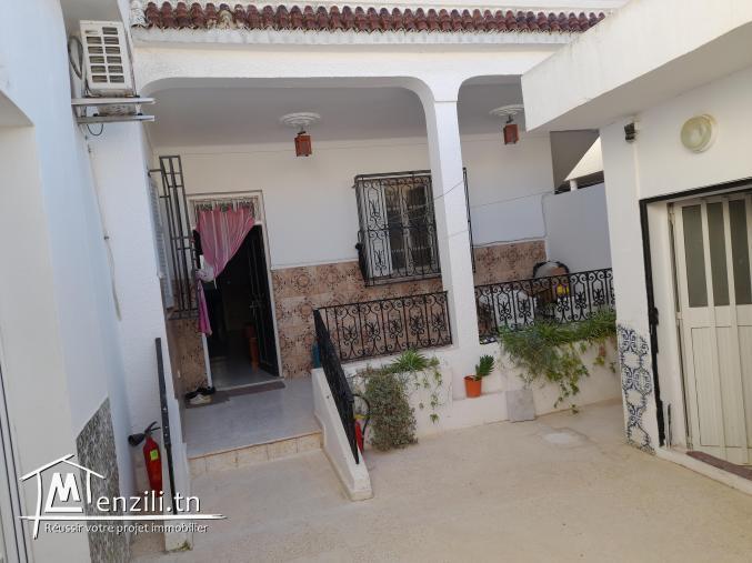 grande villa de 2 niveaux +2 garages et 2 studios