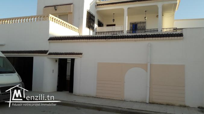 grande villa de 2 niveaux +2 garages et 2 studios