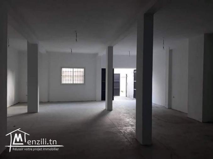 Dépôt à louer 250m couvert