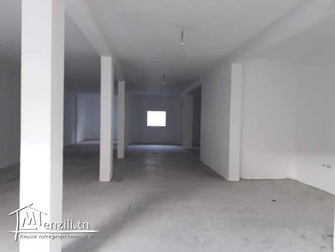 Dépôt à louer 250m couvert