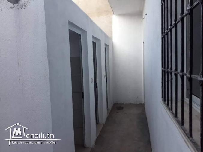 Dépôt à louer 250m couvert