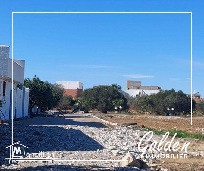 un #terrain proche de toutes les commodités  situé à entrer Baraket sahel.