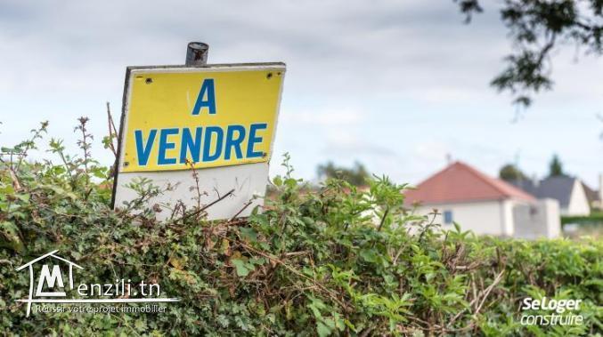 un terrain à vendre situé à Akouda