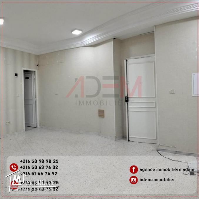 Spacieux bureau A5 sur une route principale