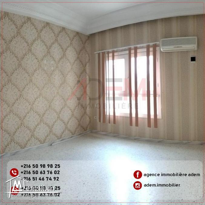 Spacieux bureau A5 sur une route principale