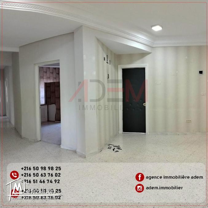 Spacieux bureau A5 sur une route principale