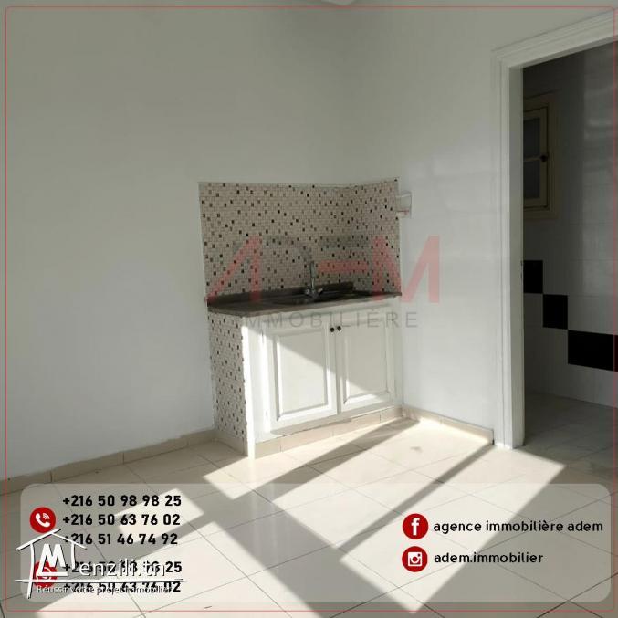 Open Space de 180m² sur une route principale à Khzema