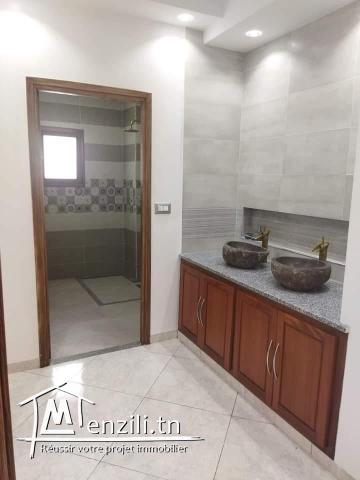 une villa s+2 avec piscine à plage elhaouaria