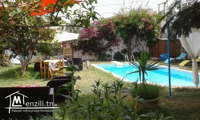 A louer sublime villa avec piscine à Chott Meriem