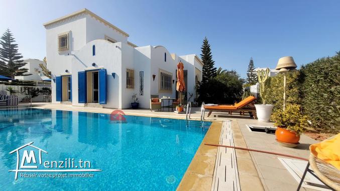 A vendre en zone touristique belle villa avec piscine privée - Réf V723